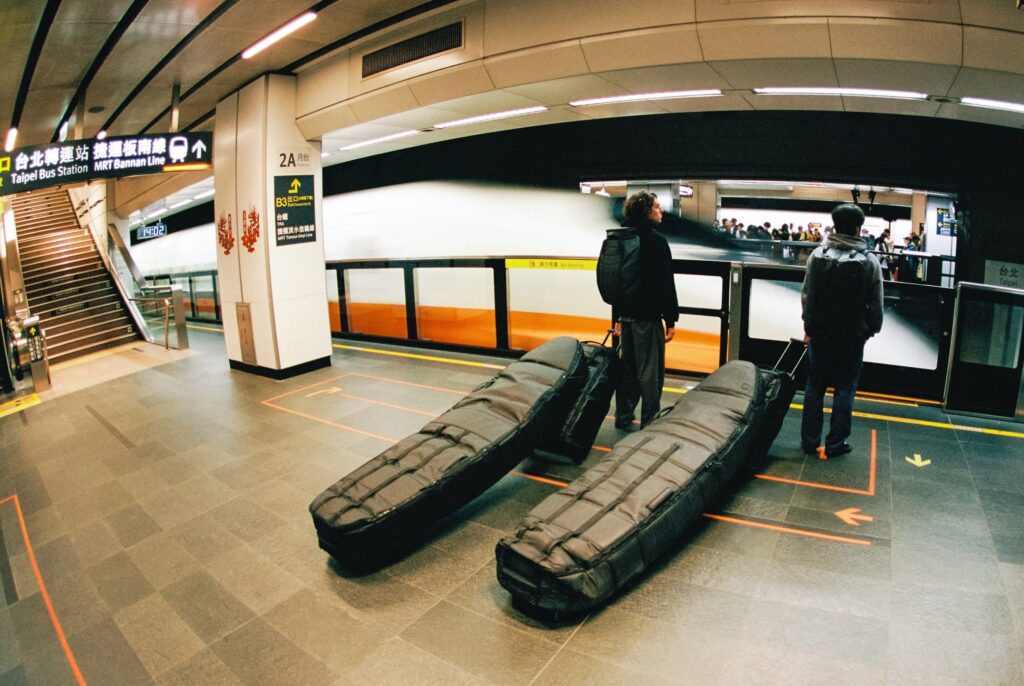 Pranchas de surf em capas no aeroporto transporte seguro para viajar com pranchas de surf