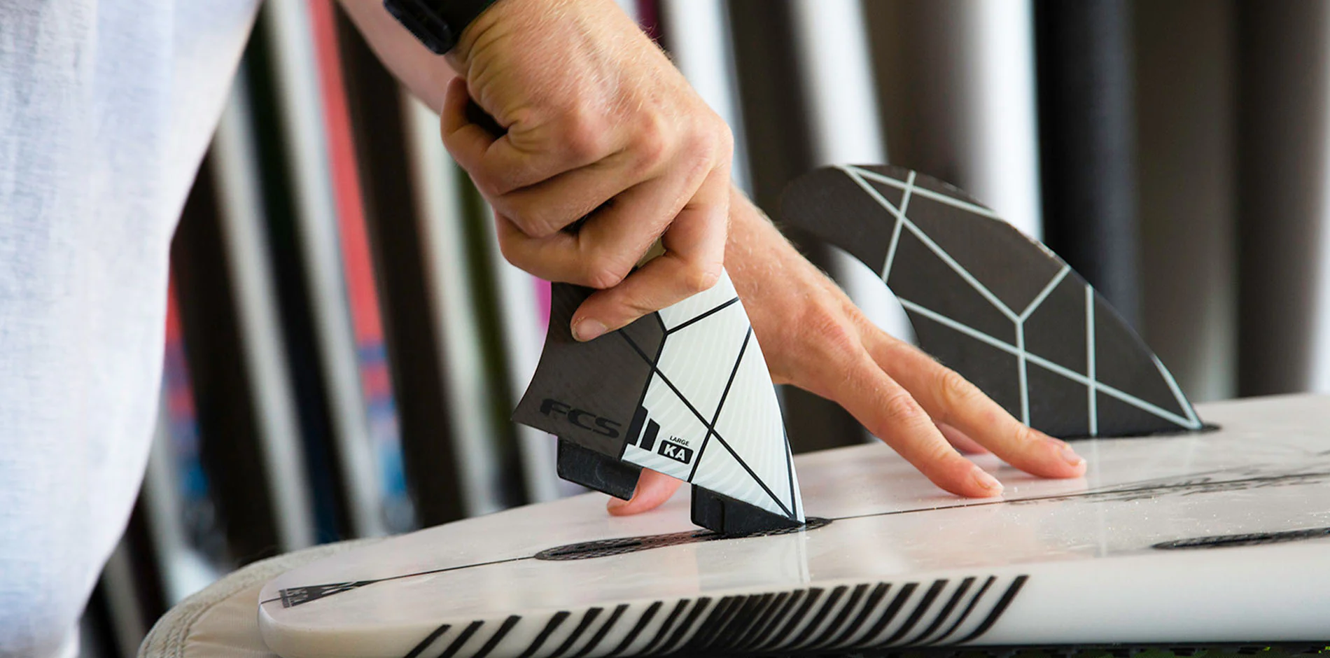 quilhas fcs sendo encaixadas na prancha de surf