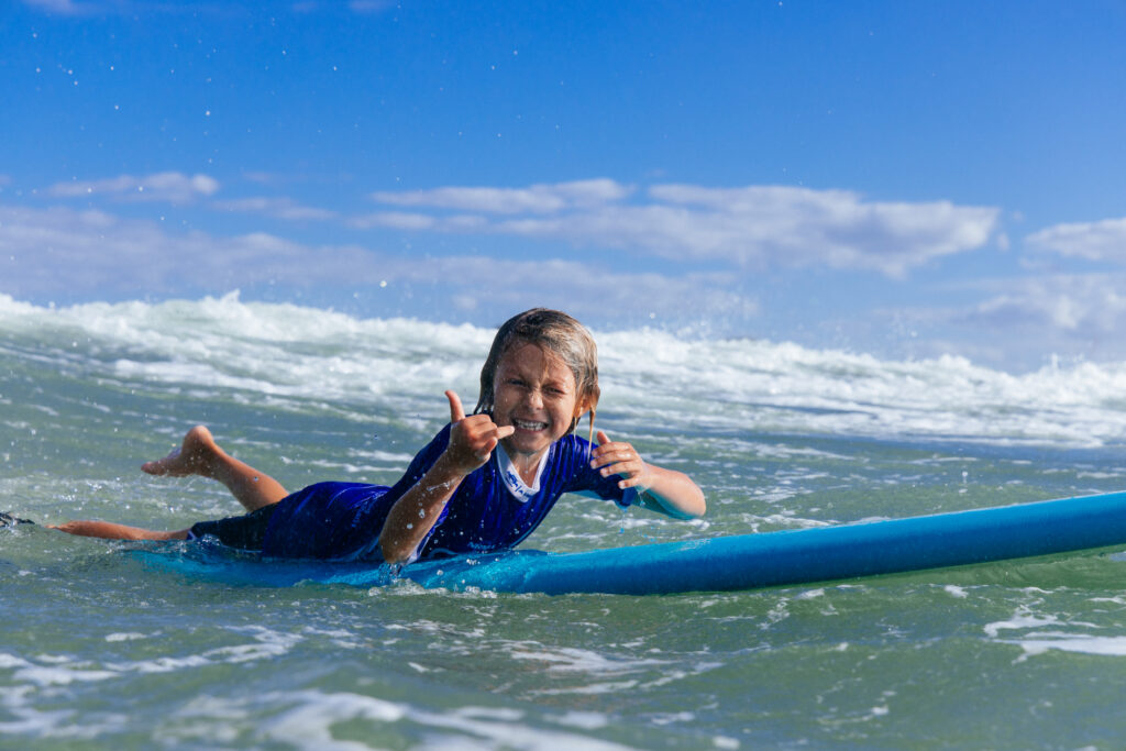 surfista infantil com softboard